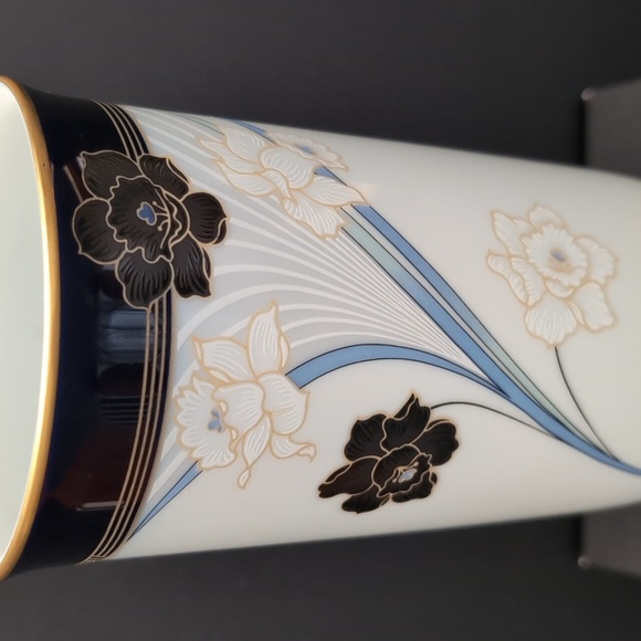 VGT,Legacy by Noritake Footed Black/White Porcelain Vase with Daffodils. - Picture 2 of 11